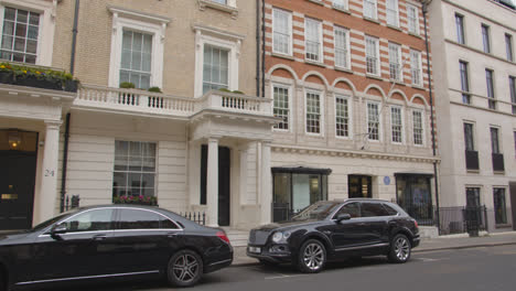 Coches-De-Lujo-Fuera-De-Edificios-De-Oficinas-En-Grosvenor-Street-Mayfair,-Londres,-Gran-Bretaña.
